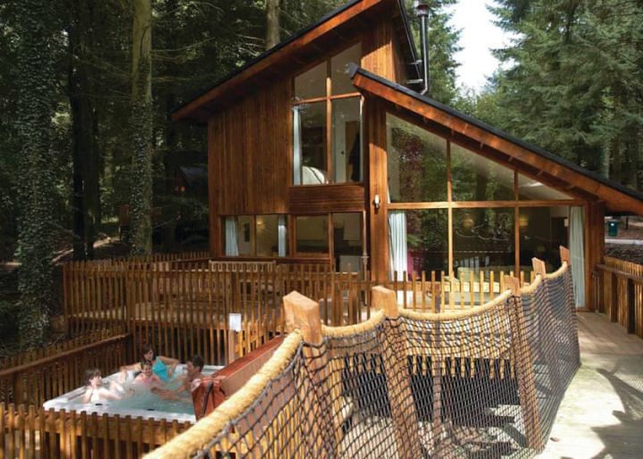 Woodland treehouse getaway 4nts w/ private hot tub *dog friendly